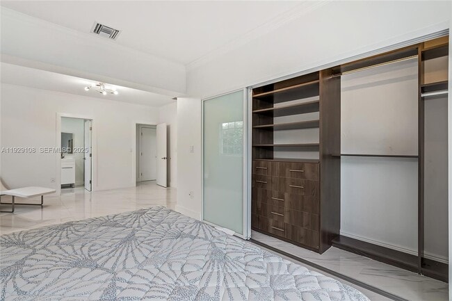 Building Photo - 345 Fairway Dr