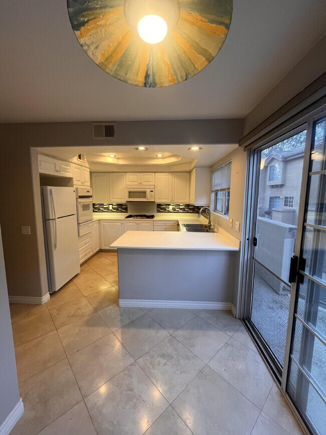 Building Photo - $3,800 - 2 Bed / 2.5 Bath Townhouse in the Crest Del Mar community