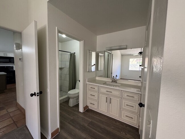 Building Photo - North Phoenix 2 bedroom Duplex