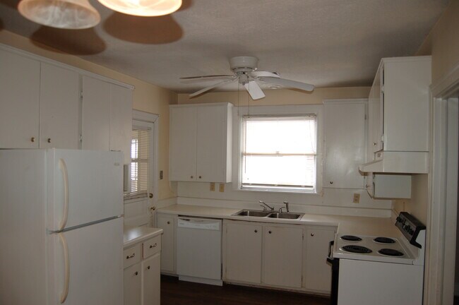 Building Photo - 424 S Holly St
