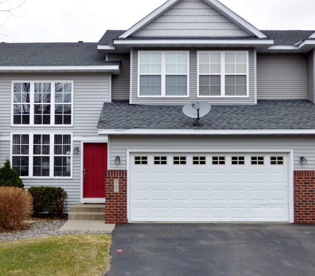 Building Photo - 3 bedroom town home