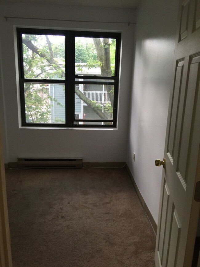 Building Photo - Spacious 3-bed 1.5 Bath in Excellent Neigh...
