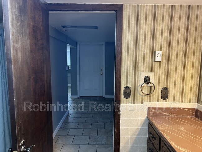 Building Photo - 272 W Cedar St