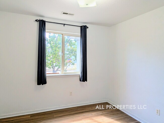 Building Photo - 1617 W 39th Ave