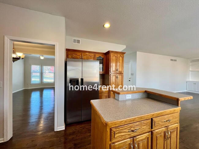 Building Photo - Beautiful Overland Park w/ Wood Floors Thr...