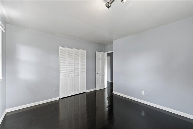 Building Photo - "Spacious 5-Bed Home with Granite Accents ...