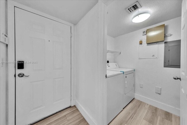 Building Photo - 2516 Centergate Dr