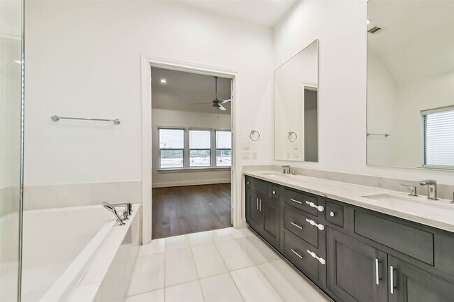 Building Photo - 4019 University Grove St