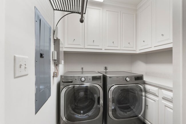 Building Photo - Elegant Living Minutes from the Medical Ce...