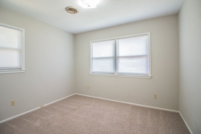 Building Photo - Great 3 bedroom 1.5 bathroom house!