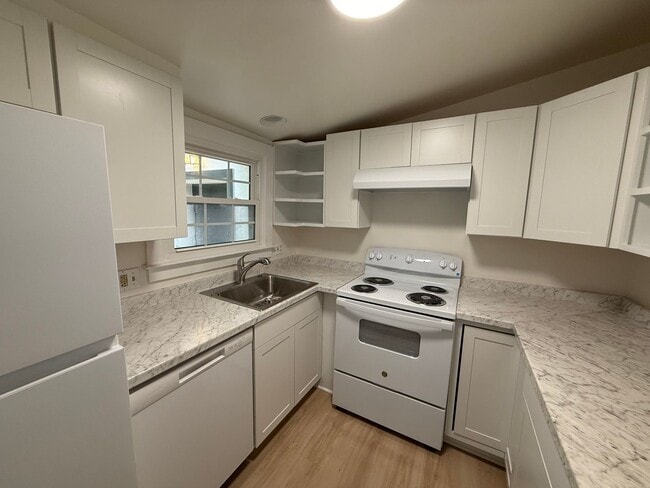 Building Photo - Charming cottage walkable to Grounds.