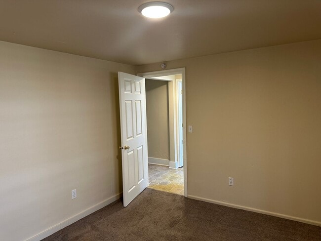 Building Photo - Large 4 bedroom 2 bath house in a great ne...