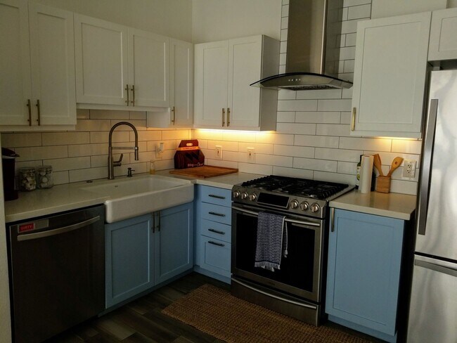 Building Photo - Little Italy 2bed Townhouse, Wait, how cut...
