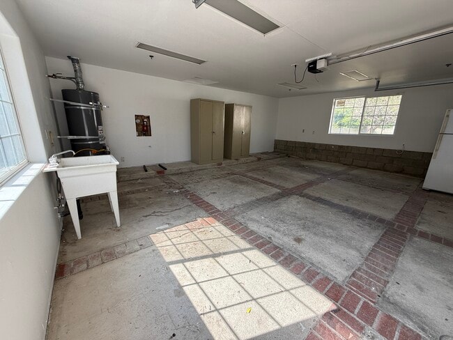 Building Photo - 2045 Bellevue Dr