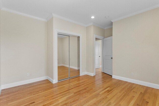 Building Photo - 826 Lincoln Ave