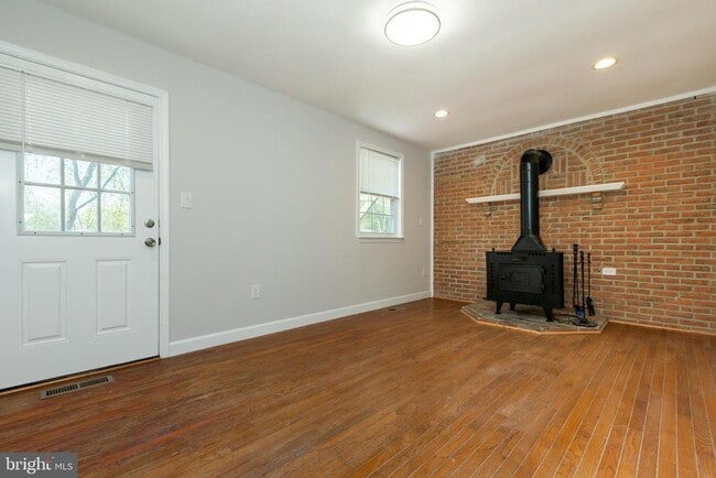 Building Photo - 9004 Roundleaf Way