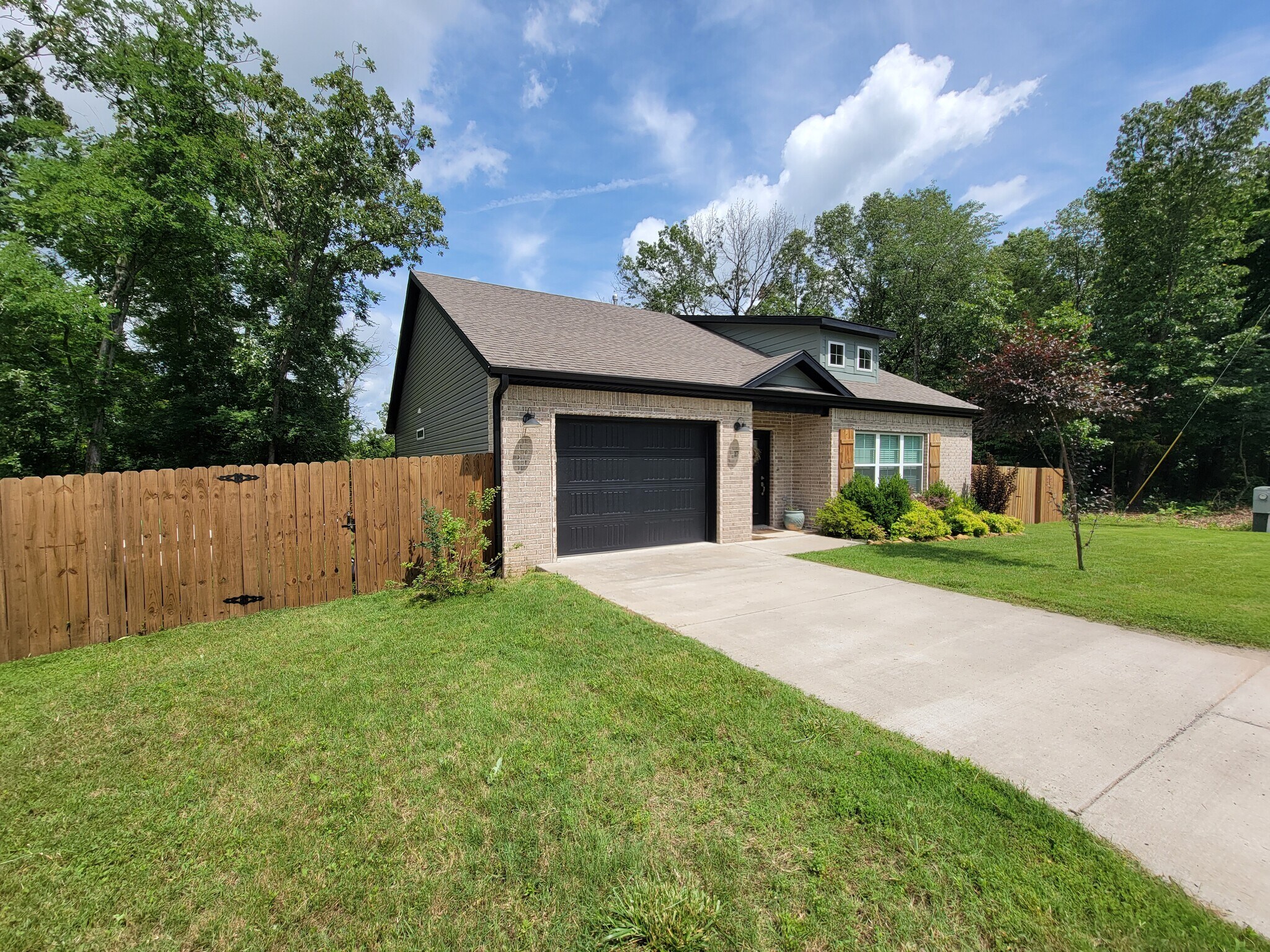 Building Photo - 17 Eastleigh Cir