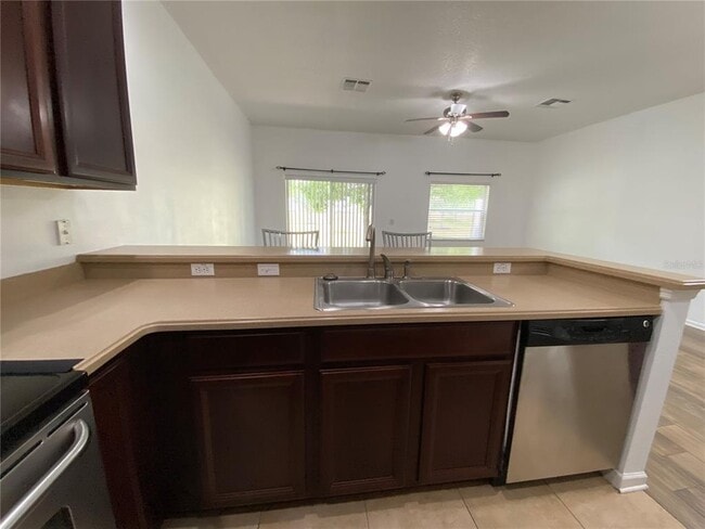 Building Photo - 10285 Park Commons Dr