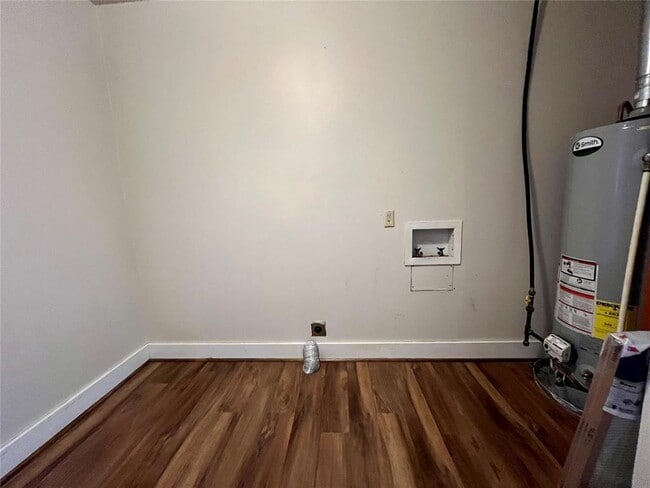 Building Photo - 419 E 6th St