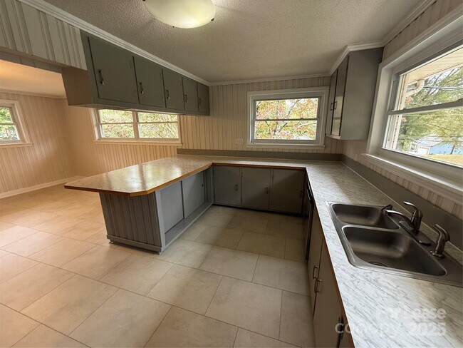 Building Photo - 317 Dakota St