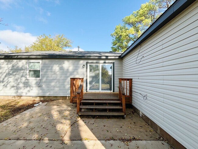 Building Photo - Large 4-bedroom, 2-bathroom home