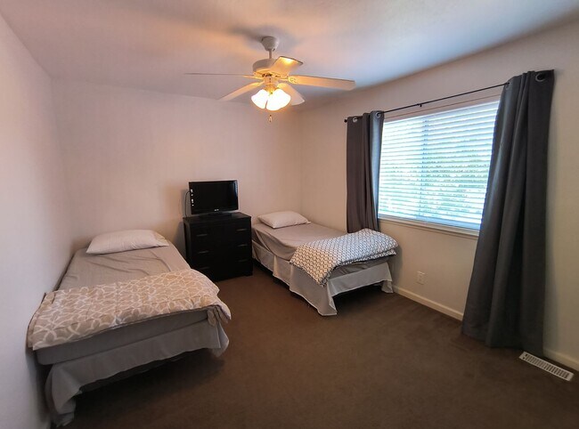 Building Photo - AVAILABLE NOVEMBER 1ST! Cute updated 2 bed...