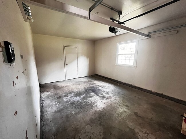 Building Photo - Wonderful 3 Bed and 1.5 Bath Ranc-Style Home