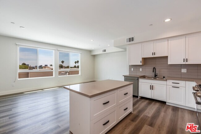 Building Photo - 857 Hayworth Ave