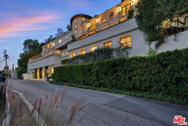 Building Photo - 1675 Woods Dr