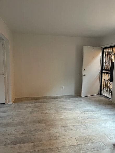 Living Room - 118 E 84th Pl