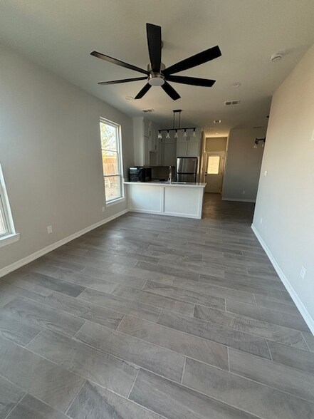 Building Photo - 1117 E Esperanza Ave