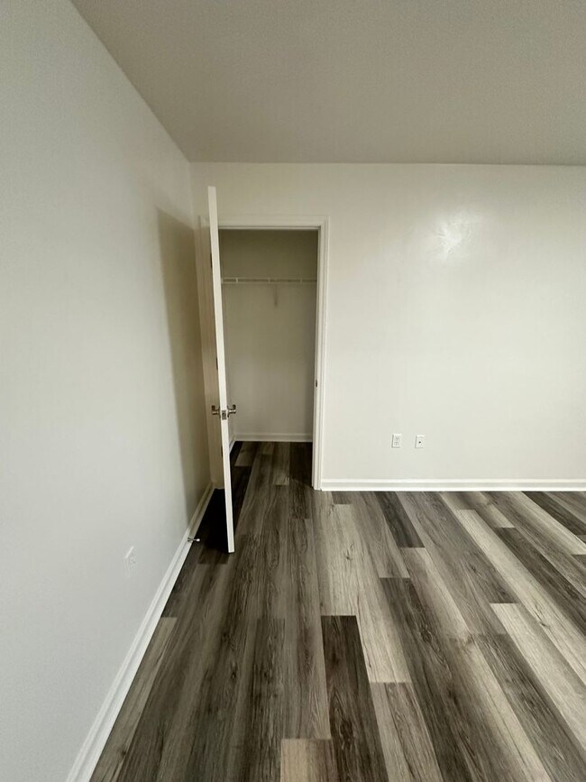 Building Photo - Renovated 4 Bedroom 2 Bath Room Downtown -...