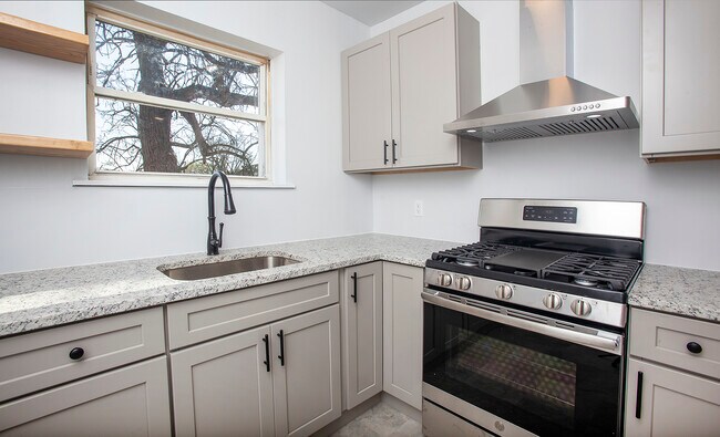 Building Photo - 333 S Ann St