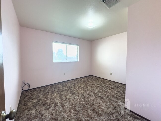 Building Photo - Spacious Home on the West Side of Redding ...