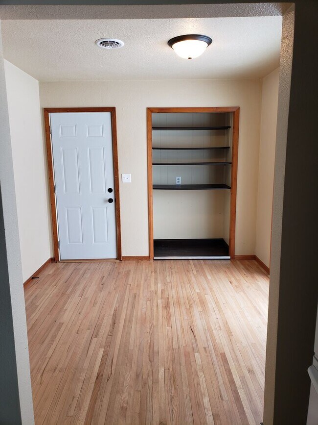 Building Photo - 1417 3rd Ave NW