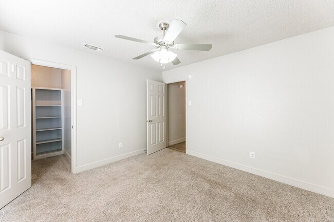 Building Photo - Spacious 3/2/2