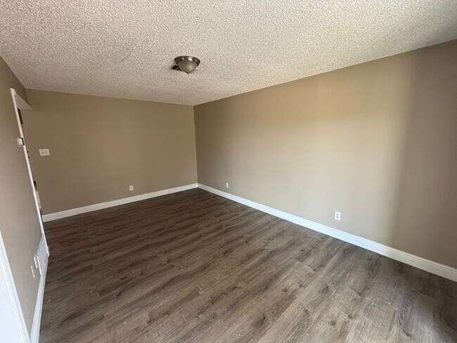 Building Photo - 3 bed 2 bath home