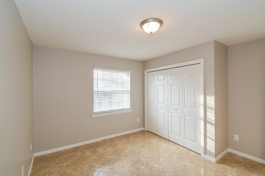 Building Photo - 11194 Wandering Oaks Dr