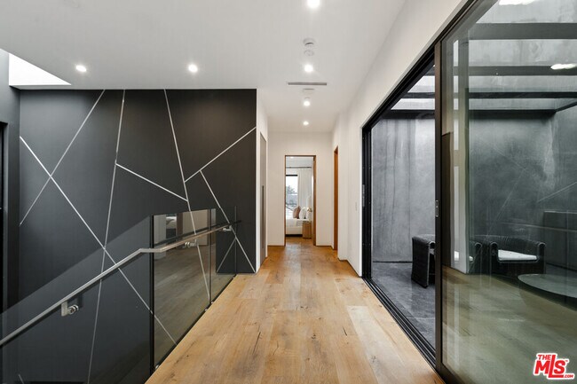 Building Photo - 356 N La Jolla Ave
