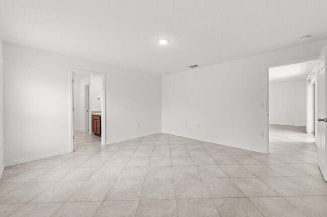 Building Photo - 566 SW Grove Ave