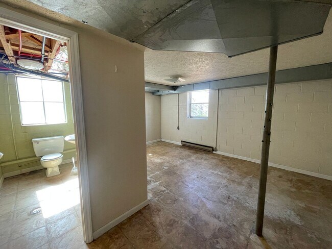 Building Photo - Country Home in Bedford County