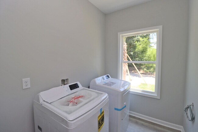 Building Photo - Student-Friendly 4BR/4BA Home in Downtown ...