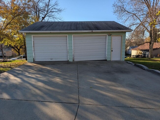 Building Photo - 3 Bedroom Home - 3 Car Garage