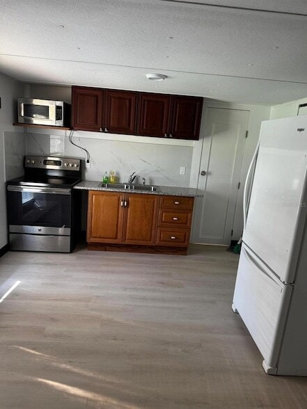 Building Photo - 15482 Mapletree Dr