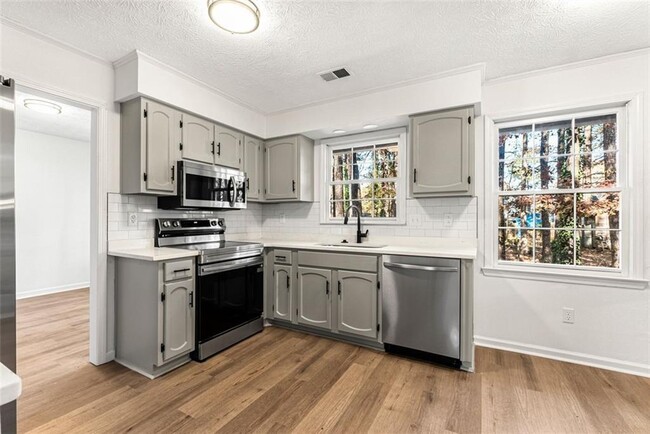 Building Photo - 444 Wellington Way