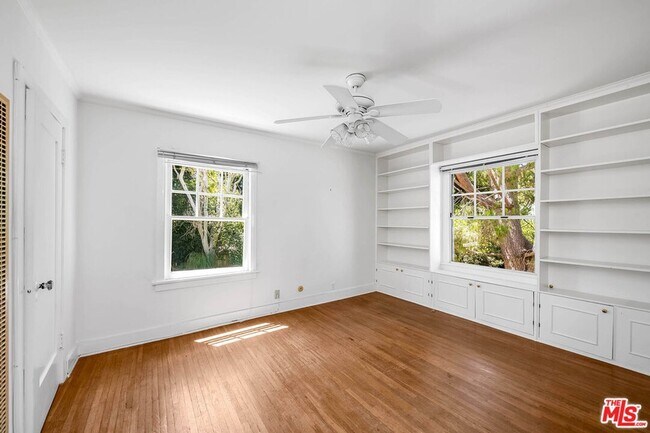 Building Photo - 809 N Bedford Dr