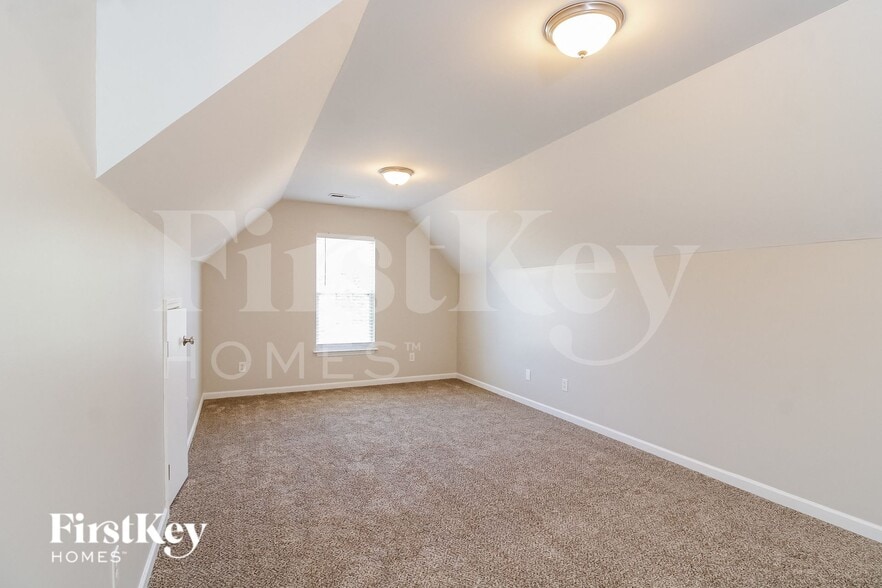 Building Photo - 708 Hawthorn Ridge Dr