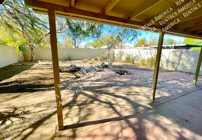 Building Photo - Mid-century charmer near University of Ari...