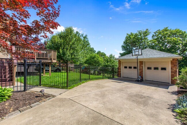 Building Photo - *Beautifully Updated & Spacious 4BD/4BA Si...