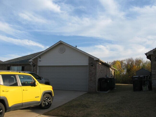 Building Photo - 3540 SE 96th St